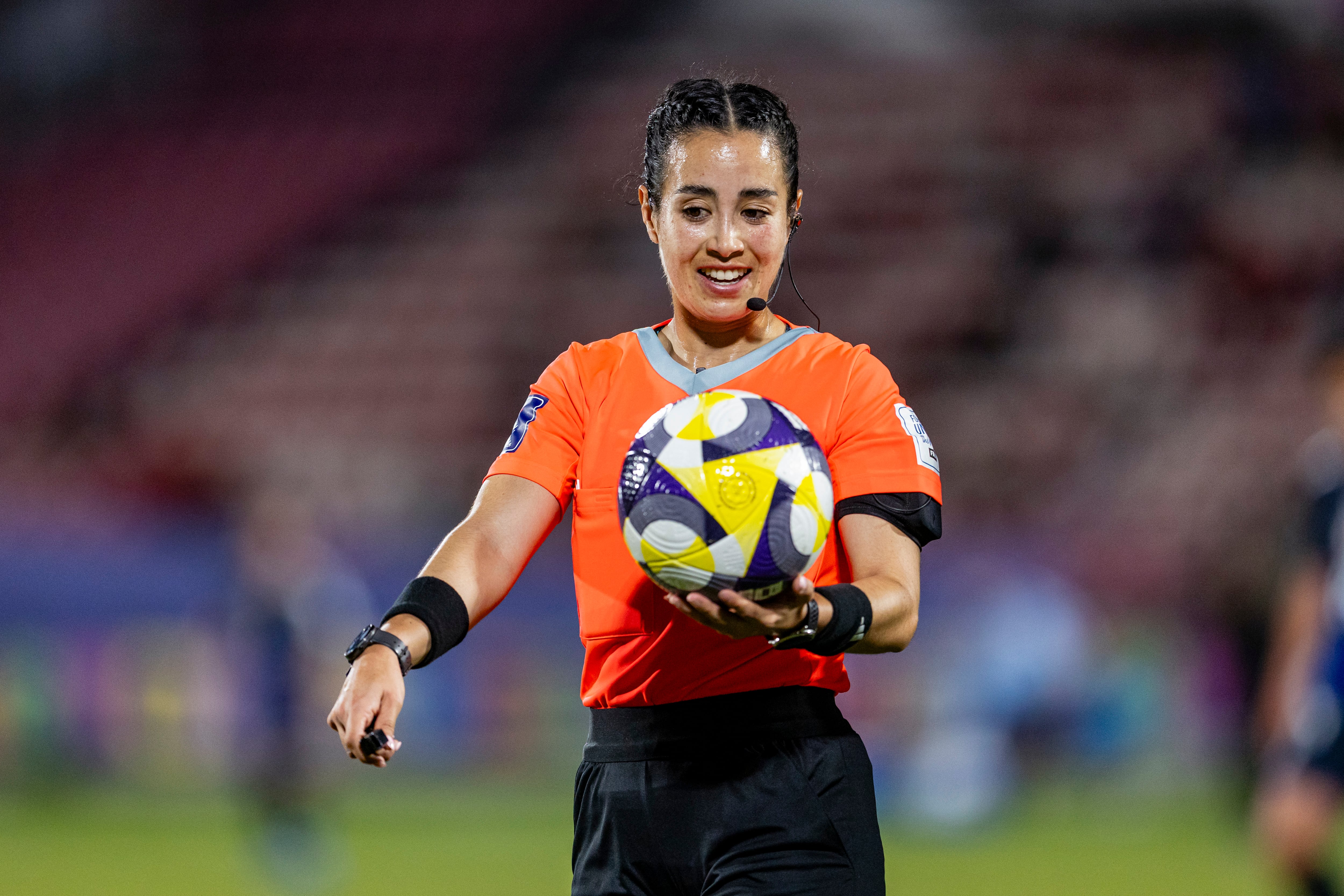 Katia Itzel García, primera árbitra central mexicana en un Mundial, debuta este domingo