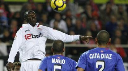 Koné, a la izquierda, intenta controlar el balón ante Mario y el Cata Díaz.