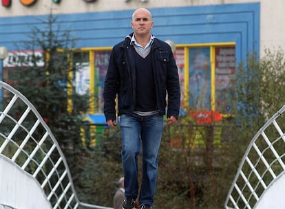 Retrato del entrenador de fútbol Luis César, en el puente que cruza la Avenida de Alfonso Molina, en A Coruña.