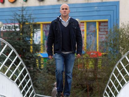 Retrato del entrenador de fútbol Luis César, en el puente que cruza la Avenida de Alfonso Molina, en A Coruña.