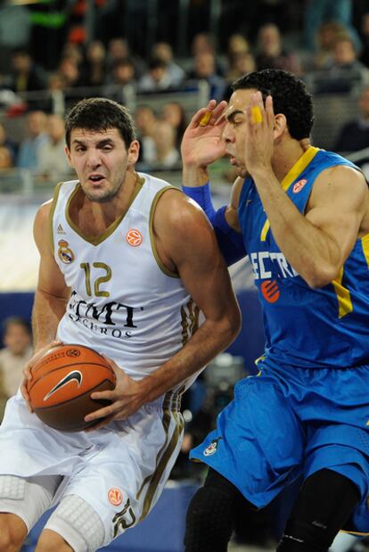 Mirotic entra a canasta en el partido ante el Maccabi.