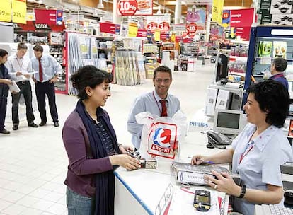 Empleados del Eroski del centro comercial Artea, de Leioa (Vizcaya).