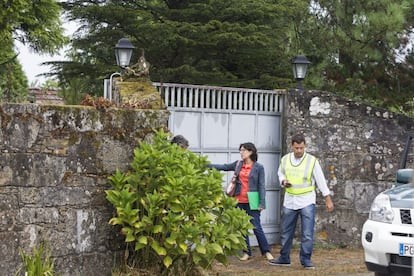 Agentes de la policía ante la finca de Rosario Porto.