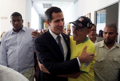El líder opositor venezolano, Juan Guaidó, saluda a un simpatizante a su llegada a un meeting para tratar el estado de los sistemas de agua y electricidad, este jueves en Caracas. La Contraloría General de Venezuela, controlada por el régimen de Maduro, ha inhabilitado a Guaidó para el ejercicio de la función pública durante 15 años por un supuesto falseo u ocultamiento de datos en su declaración patrimonial. 