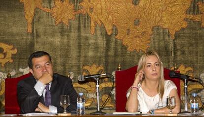 Andrés Llorens y la alcaldesa de Alicante en un pleno.