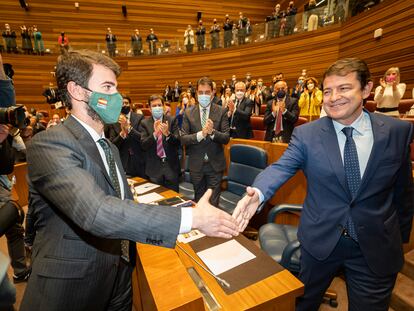 Juan García Gallardo, portavoz de Vox en las Cortes de Castilla y León y próximo vicepresidente (izquierda) felicita al presidente regional, Alfonso Fernández Mañueco, tras el debate de investidura el lunes.