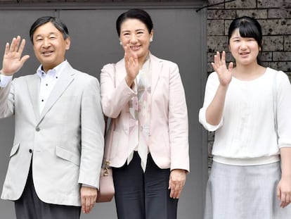 La princesa Aiko, con sus padres, el emperador Naruhito y la emperatriz Masako, en 2018 en Japón.