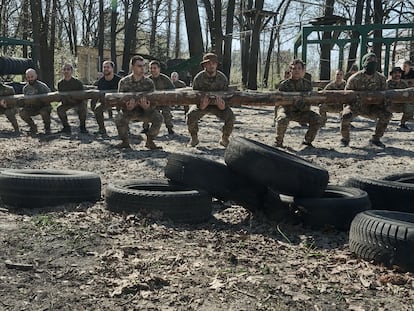 Jóvenes reclutas en un centro de entrenamiento en Kiev el 9 de abril.