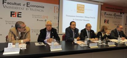 La mesa de expertos en financiaci&oacute;n en la Facultad de Econom&iacute;a de Valencia.