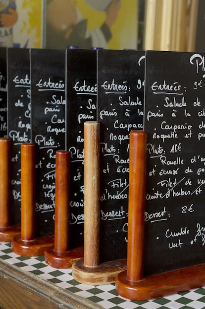 Una fila de menús en Chez Janou, un restaurante divertido, soleado y provenzal en decoración y carta. Brindando con pastis o disfrutando de sus tapenades este local parisiense le hará sentirse como en el Luberon.