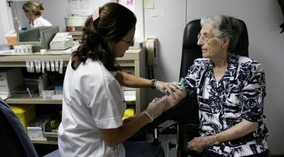 Una paciente acude a un hospital de Barcelona para el control de sintrom