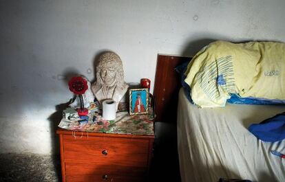 El dormitorio de una casa particular, donde llama la atención el busto de Camarón de la Isla, un icono para muchos habitantes de La Chanca.