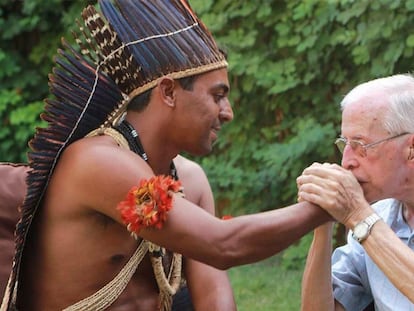 El obispo Pedro Casaldáliga besa al líder indígena brasileño Marquinhos Xukurú.