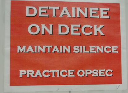 Los centros de detención de Guantánamo están repletos de signos que piden respeto para unos detenidos que, en algunos casos, llevan más de 10 años encerrados sin cargos.