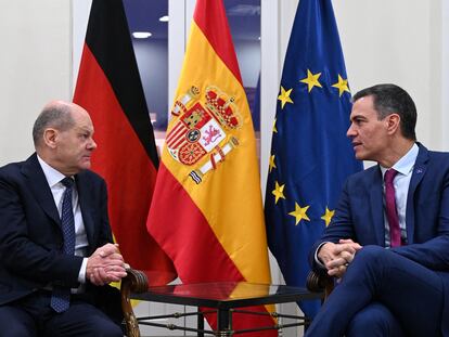 El primero ministro español, Pedro Sánchez, dialoga en Málaga como el canciller alemán, Olaf Scholz.