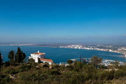 Una imagen de la bahía de Roses, a 10 de febrero de 2022, en Roses, en Girona.