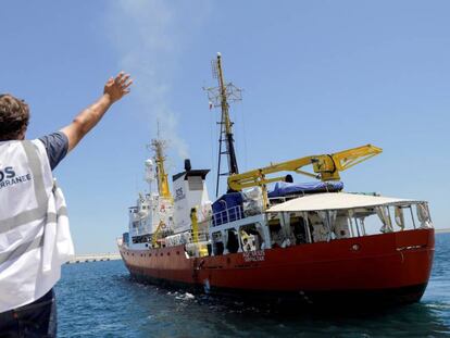 An NGO worker waves to the ‘Aquarius’ as it leaves Spain.