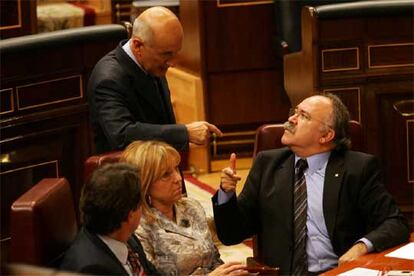 Josep Lluís Carod (derecha) habla con Manuela de Madre, con Artur Mas entre ellos, el pasado miércoles en el Congreso.