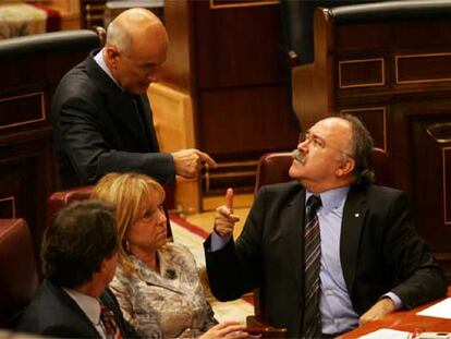 Josep Lluís Carod (derecha) habla con Manuela de Madre, con Artur Mas entre ellos, el pasado miércoles en el Congreso.