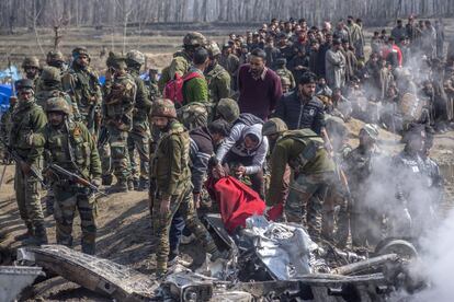 El gobierno y las fuerzas militares de la India asisten a la escena del accidente de un avión de la Fuerza Aérea de la India, que se estrelló en Budgam, al oeste de Srinagar, y en el que murieon seis personas, entre ellas dos pilotos y un civil.