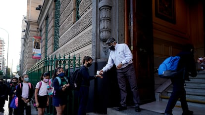 Alumnos hacen fila para entrar en la escuela este lunes, en Buenos Aires.