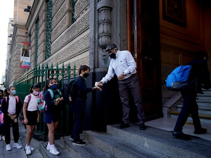 Un grupo de niños hacen fila antes de entrar a clases en Argentina, el pasado 19 de abril.