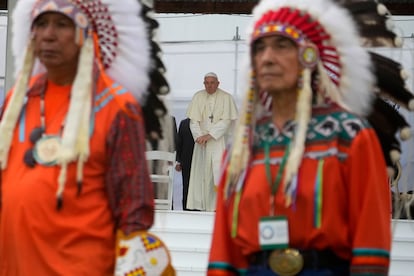 El Papa llega a una reunión con Metis, Inuit y otras comunidades indígenas, en la iglesia Nuestra señora de las siete penas, en Maskwacis, Alberta (Canadá). La reunión de distintos grupos originarios se conoce como "Pow Wow" y tuvo lugar en el parque Maskwa, aledaño al antiguo sitio del internado Ermeskin.