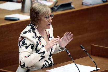 Ana Barceló, portavoz socialista en las Cortes Valencianas, en la tribuna del Parlamento.