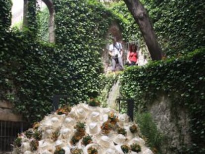 Instalación floral durante la edición de 2012 del festival Temps de Flors en Girona.