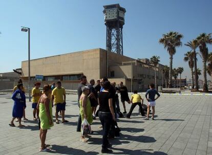 Los ba&ntilde;istas desalojados, en la Barceloneta.