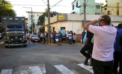 Un camin traslada hasta la morgue los cadveres de las vctimas del incendio ocurrido la pasada madrugada en la discoteca Kiss, en la ciudad brasile?a de Santa Mara, en el estado de Ro Grande do Sul, a 286 kilmetros de Porto Alegre, la capital regional.