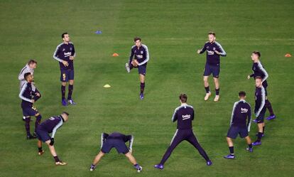 Los jugadores del Barcelona, calientan antes del partido.