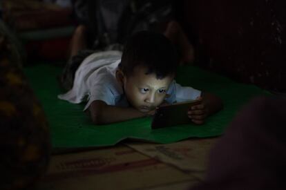 Un niño desplazado por las inundaciones se refugia en un estadio en el distrito de Mawlamyine en el estado de Mon, Myanmar.