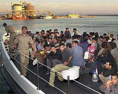 Un barco con 297 inmigrantes ilegales a bordo, 51 de ellos niños, atracó ayer en el puerto de Crotone.