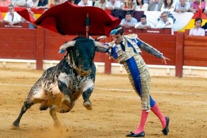 El diestro José María Manzanares da un pase de pecho al primero de su lote durante la corrida de la Feria de San Juan celebrada ayer en la plaza de Alicante.