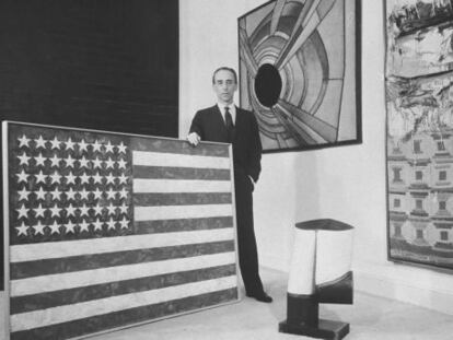 Leo Castelli en la galer&iacute;a de Nueva York con un &#039;jasper johns&#039;.