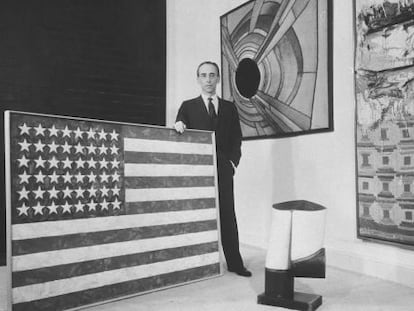 Leo Castelli en la galer&iacute;a de Nueva York con un &#039;jasper johns&#039;.