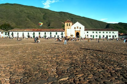 Fundada en 1572 con el nombre de Villa de Santa María de Leyva, en 1954 fue declarada monumento nacional. La conservación de sus edificios coloniales, su enorme plaza y los páramos que rodean la localidad hacen de ella uno de los destinos turísticos imperdibles de Colombia, especialmente para aquel que quiera escapar del mundanal embudo que supone Bogotá. Situado en el municipio de Boyacá, al norte de la capital colombiana, el desplazamiento es relativamente sencillo en comparación con otros enclaves del país.