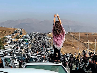 LUCHA POR LOS DERECHOS DE LA MUJER EN IRÁN
Antes de que la primera semana de diciembre el Gobierno iraní pareciera haber retirado de las calles a su policía de la moral, las mujeres de dicho país habían mantenido sin cesar protestas por la muerte de Mahsa Amini el 16 de septiembre. La mujer de esta imagen se alza 40 días después en el cementerio de Aichi, en Saquez, la localidad del Kurdistán donde se produjo el crimen.