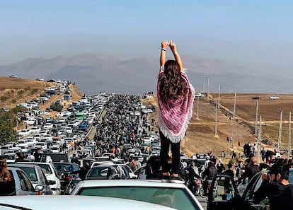 LUCHA POR LOS DERECHOS DE LA MUJER EN IRÁN
Antes de que la primera semana de diciembre el Gobierno iraní pareciera haber retirado de las calles a su policía de la moral, las mujeres de dicho país habían mantenido sin cesar protestas por la muerte de Mahsa Amini el 16 de septiembre. La mujer de esta imagen se alza 40 días después en el cementerio de Aichi, en Saquez, la localidad del Kurdistán donde se produjo el crimen.