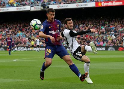 José Luis Gaya, del Valencia, chuta la pelota ante la presión de Coutinho.