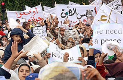 Miles de personas se manifiestan en Rabat en apoyo al pueblo palestino.