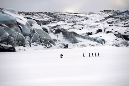 Descendiendo entre montes oscuros y retorcidos, el Svínafellsjökull es la gran estrella del parque nacional de <a href="https://www.guiadeislandia.es/parque-nacional-de-vatnajokull/" target="_blank">Vatnajökull</a>, en Islandia. Este espectacular glaciar contorsionado y agrietado es emisario del imponente Vatnajökull, el casquete glaciar más grande y voluminoso de Europa, con 8.300 kilómetros cuadrados. Los tonos azules y verdes del hielo tienen un cariz surreal ya sea en un oscuro día de invierno o en el resplandor del verano. Es <a href="https://adventures.com/iceland/" target="_blank">imprescindible un guía</a> para aventurarse por el hielo —y el material necesario (crampones, piolet y casco)—, tanto para una ruta de medio día como para la escalada en hielo. La belleza del glaciar no pasa desapercibida: ha aparecido en la séptima temporada de ‘Juego de tronos’ como la región al norte del Muro. Casi todas las rutas guiadas por el glaciar parten del aparcamiento y el centro de visitantes junto a la carretera 998 (junto a la Ring Road que rodea el país).