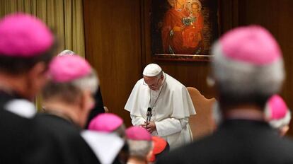 El papa Francisco reza durante la inauguración de la reunión para la protección de menores el pasado jueves en el Vaticano.