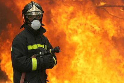 Un bombero de Pontevedra, ayer frente a las llamas del incendio de Soutomaior.
