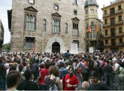 Más de 2.000 padres, alumnos y profesores ayer en la concentración ante el Palau de la Generalitat.