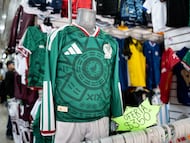 Venta de playeras de la selección mexicana en Ciudad de México, el 9 de abril.
