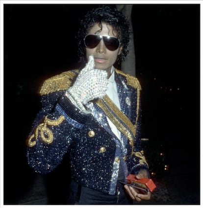 LaToya Jackson, hermana del rey del pop, reveló en una entrevista poco después de la muerte de Michael que la familia había querido enterrar al cantante con sus famosos guantes blancos de lentejuelas, diferentes perlas personales y las grandes gafas de sol. El cantante reposa en el cementerio Forest Lawn (Los Ángeles), dentro de un área restringida para mantener su lugar de descanso a salvo de curiosos, fanáticos y saqueadores.