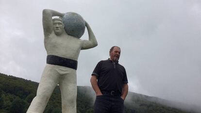 I&ntilde;aki Perurena, la semana pasada junto a una de las esculturas de su museo al aire libre en el caser&iacute;o de Gorritinea en Leitza.