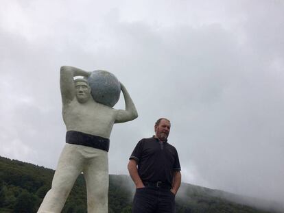 I&ntilde;aki Perurena, la semana pasada junto a una de las esculturas de su museo al aire libre en el caser&iacute;o de Gorritinea en Leitza.